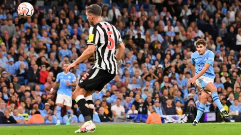 Álvarez anotó un golazo para el 1-0 del City.