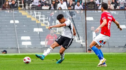 Damián Pizarro marca el tanto de la victoria.