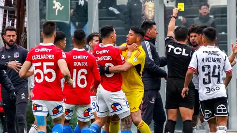 Zampedri tomó del cuello a Brayan Cortés a raíz de un momento tenso que empezó entre Falcón y Alexander Aravena.