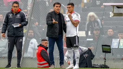 Gustavo Quinteros le da indicaciones a Darío Lezcano antes de mandarlo al campo en la revancha que Colo Colo le ganó a la UC.
