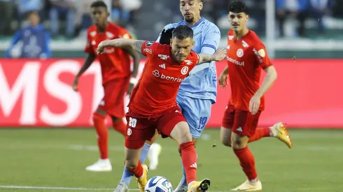 Charles Aránguiz le ganó el duelo de chilenos a Ronnie Fernández y el Inter de Porto Alegre quedó a un paso de semifinales a costa del Bolívar.