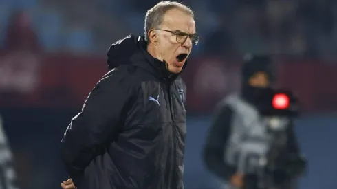 Marcelo Bielsa se molestó con un agente por contar más de la cuenta.