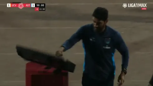 La noche de furia del Loco Abreu: Destruye el VAR a combos en Perú