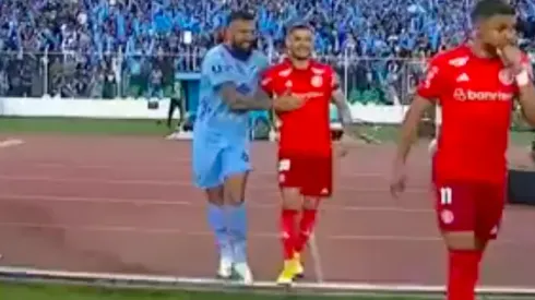 Ronnie Fernández y Charles Aránguiz compartieron antes del partido por Copa Libertadores.