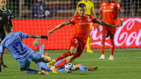 Charles Aránguiz disputó casi todo el partido ante Bolívar en Copa Libertadores.