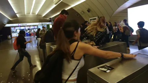 Hacen llamado a una evasión masiva tras el  alza del transporte público.