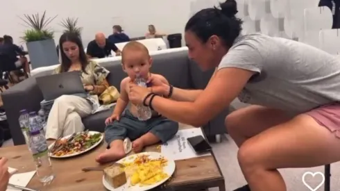 La tunecina Ons Jabeur regalonea a Juanito Jarry, hijo de Nicolás, en el circuito del tenis internacional.