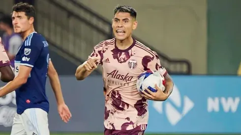 Felipe Mora anota un golazo de cabeza a lo Zamorano en la MLS
