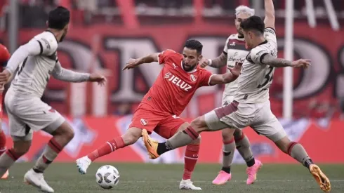 Isla será titular en el debut de Tevez en el Rojo.