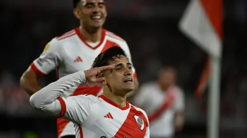 Pablo Solari festeja su doblete en el Monumental.