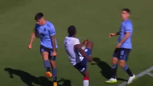 Álex Ibacache tocó el balón con su brazo y el juez del debut de la Roja en las Clasificatorias pitó penal.