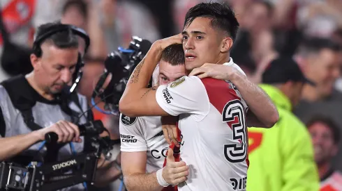 Pablo Solari abraza a Lucas Beltrán, quien le dejó un millonario ingreso a River Plate con su transferencia al fútbol de Italia.