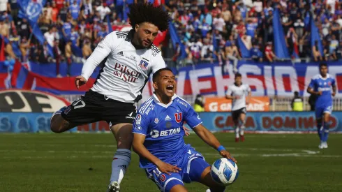 Peluca Falcón lucha una pelota con Cristian Palacios en un Superclásico entre la U y Colo Colo jugado en Talca.