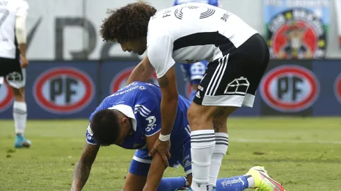 Maximiliano Falcón en un Superclásico. En la imagen intenta levantar a su compatriota, el uruguayo Álvaro Brun.