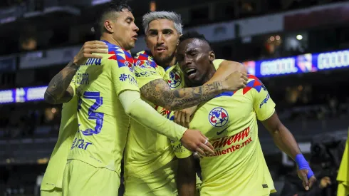 Diego Valdés celebra con Julián Quiñones, su compañero colombiano que jugará para la selección de México.