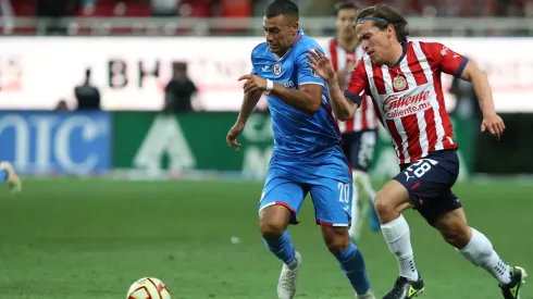 Iván Morales en acción por el Cruz Azul ante Chivas de Guadalajara.