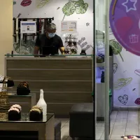 Revelan cuánto ganan en Chile los promotores, cajeros, vendedores y más