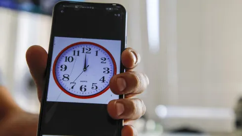¿Qué día es el cambio de hora en Chile? Revisa si se adelanta o retrasa.