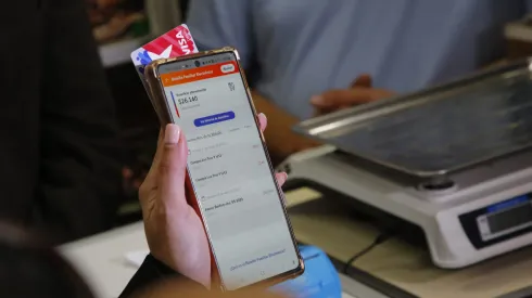 Este es el primer beneficio del mes y que reciben las familias para comprar alimento.