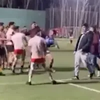 VIDEO: La pelea que borra a Thomspon y Pizarro del Superclásico