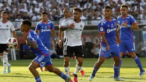 Universidad de Chile y Colo Colo juegan en el Estadio Santa Laura.