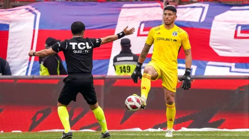 Brayan Cortés y el árbitro del Superclásico 194, Felipe González.