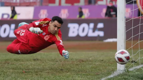 Cristopher Toselli mira cómo un tiro de Carlos Palacios sale levemente desviado en el Superclásico.