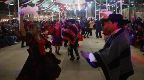 Valparaiso, 15 de septiembre de 2022.<br />
Personas bailan un pie de cueca durante la inauguracion de las fondas del parque Alejo Barrios de Valparaiso.<br />
Raul Zamora/Aton Chile