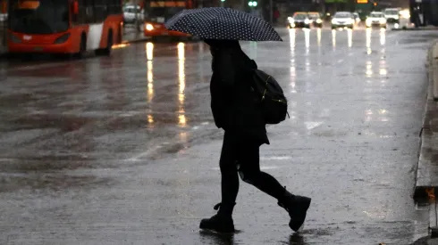¿Cuánto lloverá en Santiago hoy? Revisa el pronóstico del tiempo.