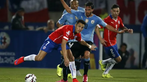 Alexis Sánchez lucha una pelota con Álvaro González en la Copa América 2015.