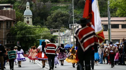 Se realiza el tradicional desfile de fiestas patrias por la avenida Pedro Montt frente al Congreso.