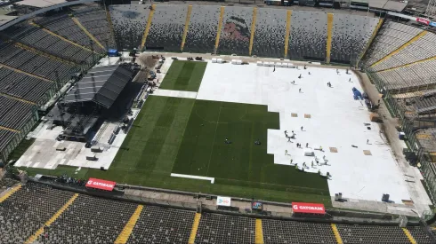 A esta hora se retira el escenario y la protección de la cancha del estadio Monumental.