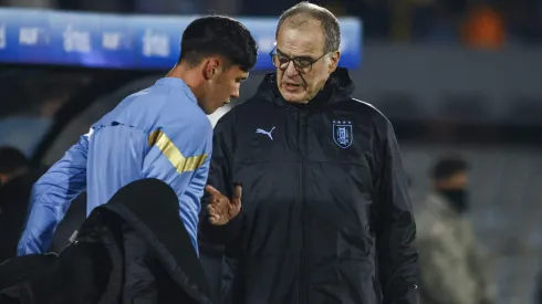 Marcelo Bielsa le da indicaciones a Tiago Borbas, quien no fue citado para la doble fecha Clasificatoria.