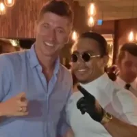 Acusan a Lewandowski de hacer perro muerto en restaurant de Salt Bae