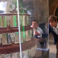La emoción de Jarry al toparse con el trofeo de la Copa Davis
