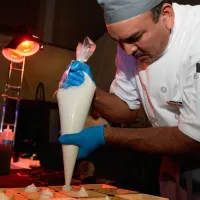 ¡Tikitikiti! Así puedes hacer tacitas de merengue de postre