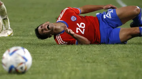 Alexander Aravena en el césped del Monumental durante el partido de la Roja frente a Paraguay.