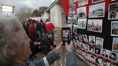 Miles de personas se reunen en el frontis del estadio nacional para conmemorar el aniversario 50 del golpe militar.