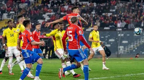 El defensor le ganó a todos por aire, aunque su gol fue anulado