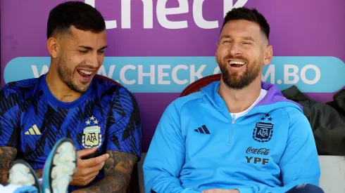 Lionel Messi acompaña a Leandro Paredes en el banco de Argentina, que venció 3-0 a Bolivia en La Paz.