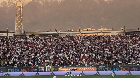 Hinchas de Colo Colo caminan peligrosamente en el techo del Monumental