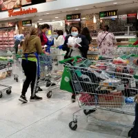 ¿Cierran más temprano hoy sábado? Revisa el horario de los supermercados