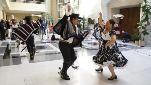Así puedes aprender a bailar cueca: Estos son los pasos claves.