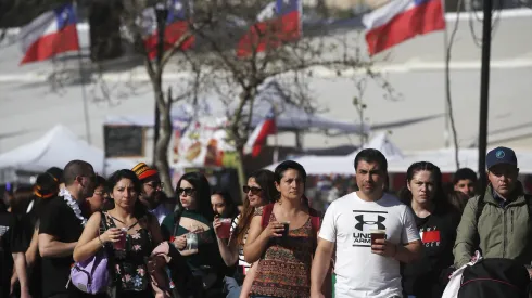 Gran cantidad de personas disfruta de las fondas del Parque O'Higgins en la comuna de Santiago.