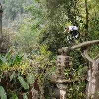 Piloto japonés la rompe con su bici en un parque mexicano