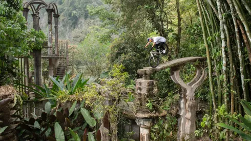 Tomomi Nishikubo recorre parte del Jardín Surrealista de San Luis Potosí, en México.