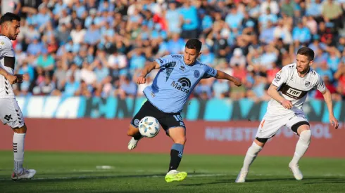 Matías Marín lanza para el gol de Belgrano