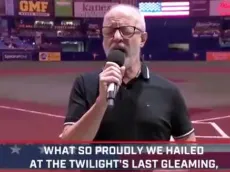 Alberto Plaza aparece cantando el himno de USA en partido de beisbol