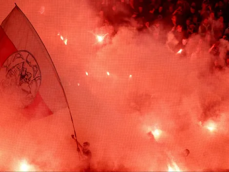 No pasa sólo en Chile: suspenden el Ajax vs Feyenoord por destrozos