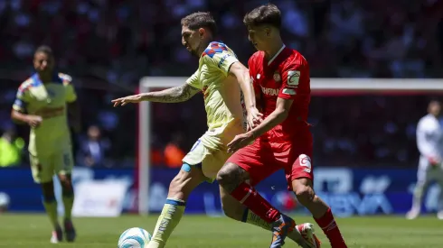 Diego Valdés salió cojeando en el duelo del América.